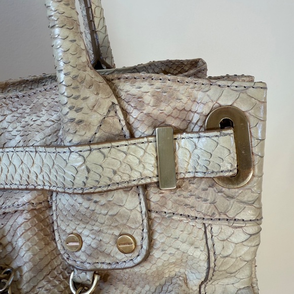 Large structured tote/satchel in pale cream-beige python-embossed leather - Picture 9 of 15